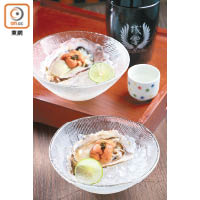 Oyster With Sea Urchin & Caviar（2pcs）（Executive Set菜式之一）<br>選用日本兵庫縣的生蠔，即叫即開，面層還加上北海道馬糞海膽及俄羅斯出產的魚子醬，滿口都是海洋鮮甜味，正！