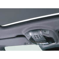 電動尾門、遮光簾的控制鍵都設在車頂，操作更就手。