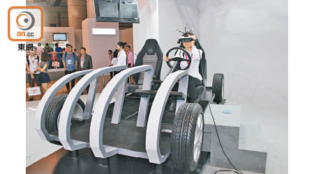 MR混合實境技術展區擺放了道具汽車，戴上眼罩後可睇到虛擬車身內外。