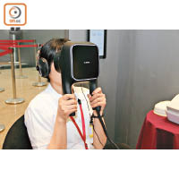 只要手持特製眼罩配合座椅和耳筒，便能360度VR欣賞虛擬音樂表演。