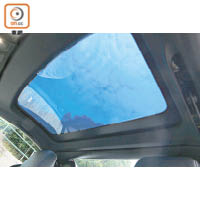 玻璃天窗開啟MAGIC SKY CONTROL後會變暗，有助減低陽光照射至車廂。