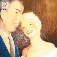 《1955‧紐約‧29歲‧和迪馬喬在一起》不同於第一段婚姻，夢露與第二任丈夫有感情基礎，陳可通過對眼神的刻畫，展現其小鳥依人的一面。