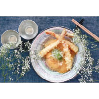 Snow Crab Leg Tempura with Onsen Egg $158<br>鱈場蟹天婦羅、蟹肉、溫泉蛋配蟹湯加泡沫煮成的醬汁，拌勻品嘗，蟹味濃郁。