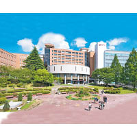櫻美林大學成立於1921年，以國際關係、英文、管理等學科見稱。