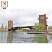 有兩個展望台傍住的天門橋，是富岩運河環水公園的招牌景色。