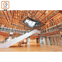 貫穿2至6層的樓梯井，樓層愈高，空間愈窄，加上百葉窗板，構成恍如漩渦般的視覺效果。