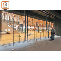 展場內設有大玻璃，無論場內場外都可以欣賞到精彩的展品。
