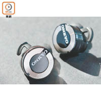 W800BT左右耳機完全獨立，毋須透過耳機線連接。