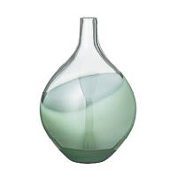 玻璃花瓶綴以湖水綠色，清澈雅致。 $1,070