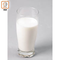 牛奶是容易導致嬰兒過敏的食物之一。