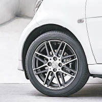 smart BRABUS型號均搭配BRABUS Monoblock IX輕量合金輪圈，fortwo還配上Yokohama跑胎。