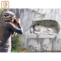 獅子紀念碑是為紀念陣亡的瑞士僱傭兵，是世上最哀傷的獅子。