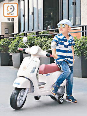 VESPA小童電單車，以紅襯白的最新色調亮相，醒目過人。$4,499（a）