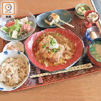豆腐御膳套餐，包括前菜、沙律、味噌湯、小食、甜品，十分豐富，￥1,200（約HK$84）。