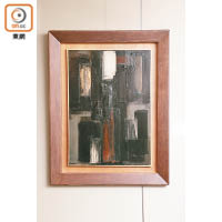 Pierre Soulages《油畫 92×65 cm, 1955》<br>背景以黑色為主，繪上不同深淺的色塊，展現豐富的層次感。<br>估價︰450萬至650萬港元