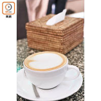 店內提供凍、熱飲品，主要為咖啡及朱古力。Cappuccino K1,500（約HK$9）