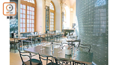 Bistro Nobel的餐椅，每一張都附有某位諾貝爾獎得獎者的簽名，包括2012年文學獎得主莫言。