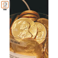 最受旅客歡迎的紀念品，是假扮成諾貝爾獎的朱古力金幣。每個售Kr15（約HK$13）。