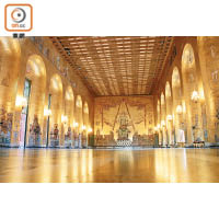 以1,800萬塊金箔馬賽克砌成的The Golden Hall，是宴會過後的舞會會場。