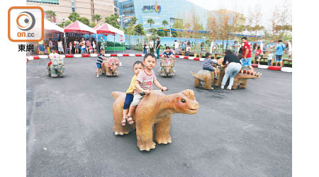 侏羅紀樂園設有一個小型車場，提供多款型爆恐龍戰車讓小朋友鍊番轉。