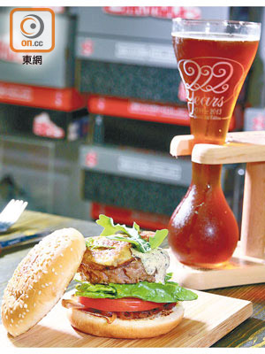 （前）Kobe Burger $118、（後）Pauwei Kwak手工啤酒 $98<br>餐廳招牌漢堡，用神戶（Kobe）牛柳製作，亦語帶雙關跟高比拜仁（Kobe Bryant）扯上關係，加上法國鵝肝與黑松露醬更見邪惡，與麥味濃郁的比利時手工啤酒最Match。