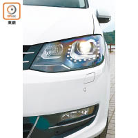 頭燈組內整合了LED日間行車燈，有助提升行車安全。