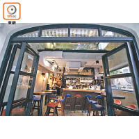 地下為小酒吧，設計較簡約，客人亦可在開揚門口位置邊飲邊聊天。