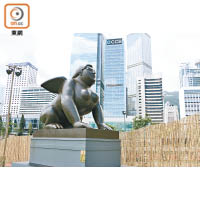 《斯芬克斯》（1995年）<br>結合女人、獅子與飛鳥特徵，讓這尊雕塑充滿神秘色彩。