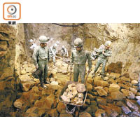 當年開鑿坑道工程兇險，常有軍兵被炸傷甚至壓死。