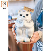 山下女士很喜愛這款貓咪陶瓷，其合手動作參考了日本著名欖球手五郎丸步的招牌甫士，￥3,240（約HK$233）。