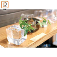 這棵植物下的冰塊，其實是玻璃製成的花盆，￥1,944（約HK$140）。