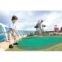 頂層甲板的迷你高爾夫場是親子好去處。