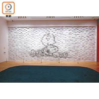 這幅常設展品「3D Peanuts」，是由4,452張黑白漫畫所砌成。