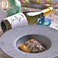 香煎黑鱈魚伴欖菜<br>香煎黑鱈魚肉質嫩滑，油脂豐富，配上濃郁有勁且獲得日本清酒年度大賞的彌榮鶴大吟釀，令人滿足。