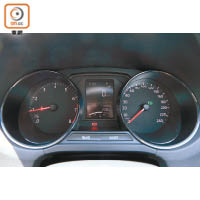 雙圓形儀錶中間設有電子顯示屏，能提供豐富的行車資訊。