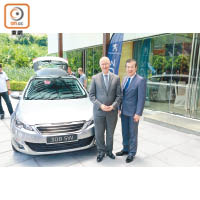 森那美汽車集團（香港）有限公司中國、香港、澳門董事總經理吳聞強（右）及法國駐港總領事Mr. Eric Berti一同出席新車發布活動。
