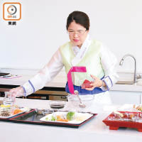老師會先示範如何烹調韓國菜式。