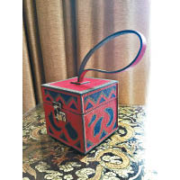 Mini-Vanity盒形手袋的圖案以Patchwork縫製而成，手工精細。