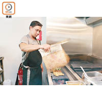 開放式廚房一角為串燒爐，師傅會選用傳統製作的草織扇來調節火力。