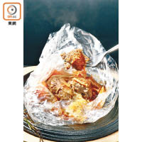 流心芝士漢煲扒 $108<br>切開漢堡扒後芝士流心緩緩流出，亦是香港限定的鹹味美食。