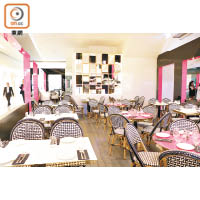 用餐區以品牌標誌性的黑和桃紅作主色，配黑白藤椅，洋溢歐陸露天茶座的型格開揚感覺。