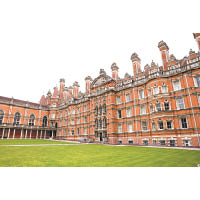 位於倫敦西郊地區的Royal Holloway, University of London是英國著名大學之一，交通方便。