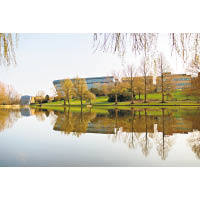 University of Surrey位於倫敦西南邊的薩里郡，前身是巴特西理工學院。