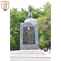 雖然立有劉玉章的銅像，但其實多數人只對蔣公有興趣。