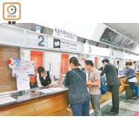 博多車站售票處設有外國旅客專用的櫃台，方便兌換或購買JR九州火車證。
