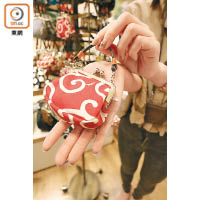 店員推介這款小手袋，用來扣在手袋作零錢包等用途，￥1,512（約HK$110）。