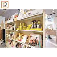 HMV & Books的一大特色，是按特定主題擺放書本雜誌及相關產品，圖中的是咖喱專櫃。
