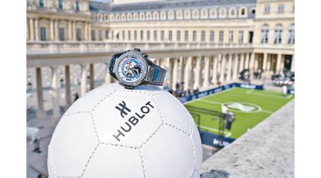 HUBLOT歐洲國家盃逆跳計時腕錶採用法國國旗的紅白藍三色作主色，設有專為足球賽事而設的計時功能，限量100枚。