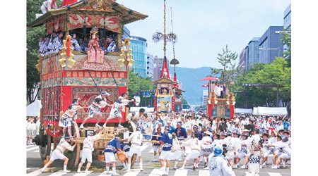 7月中舉辦的「宵山及山鉾巡行」最吸引遊人的目光。