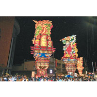 五所川原的睡魔祭會豎立22米高的睡魔，真係型到爆！